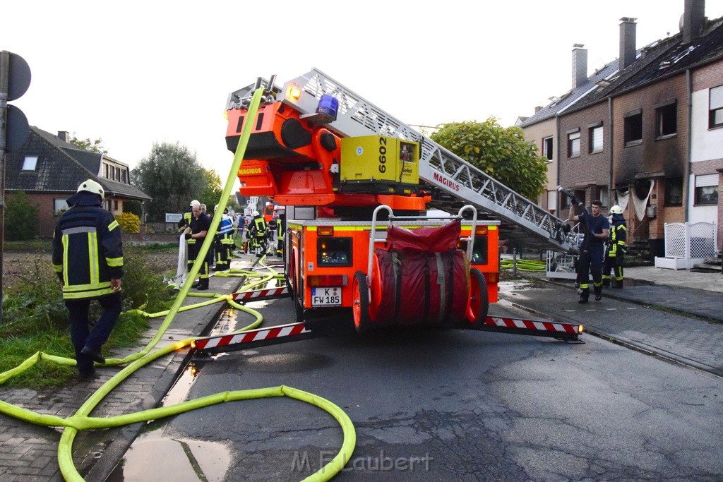 Feuer 2 Vollbrand Reihenhaus Roggendorf Berrischstr P229.JPG - Miklos Laubert